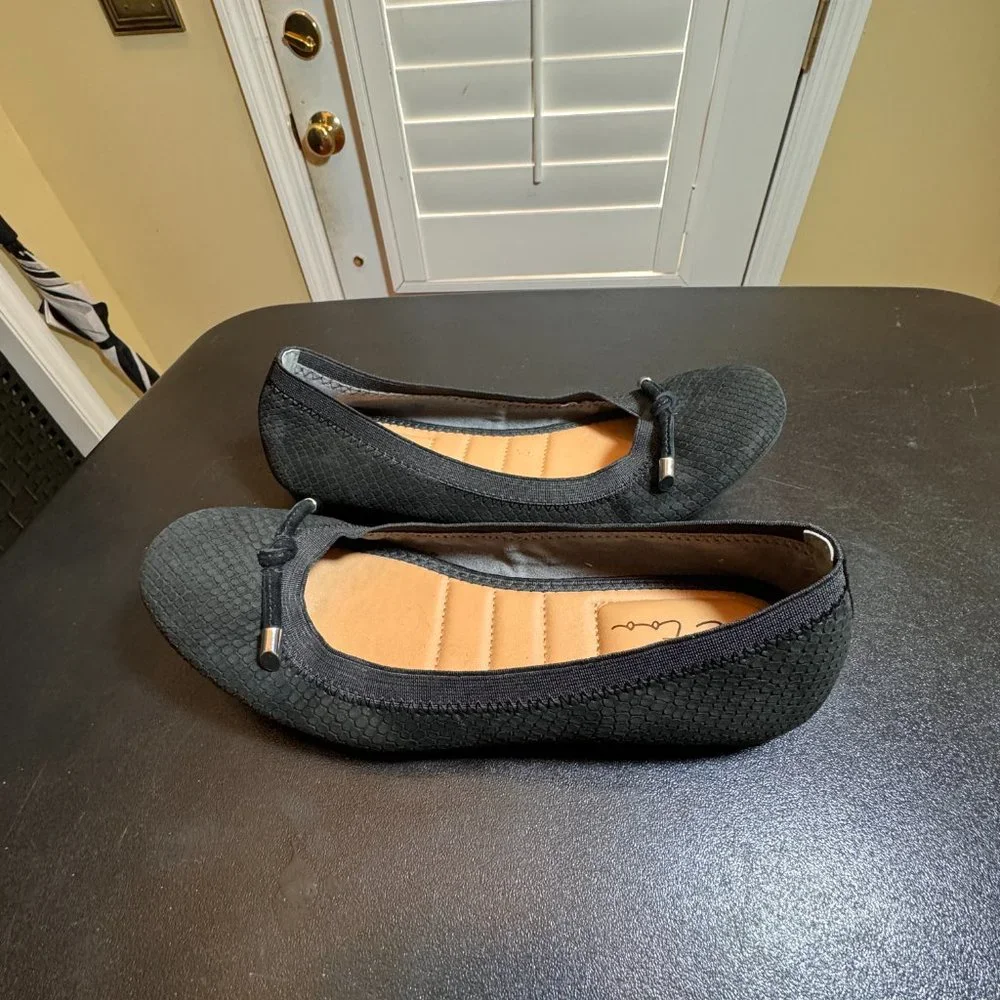 Me Too size 7.5 black leather flats